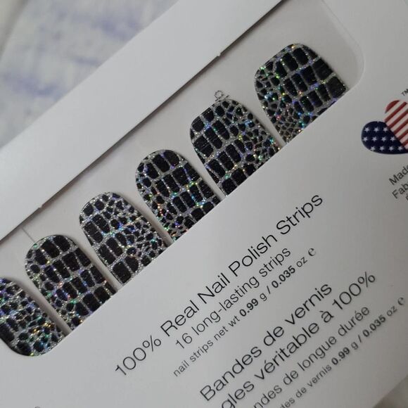 New and sealed Color Street Retired Hiss and Make Up - Picture 3 of 3